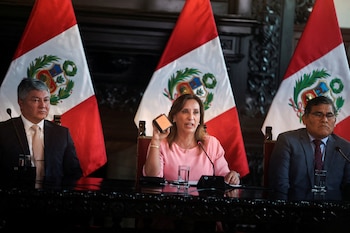 Eduardo Barriga y Mateo Castañeda estuvieron durante conferencia de Dina Boluarte por caso Rolex. | REUTERS/Sebastian Castaneda