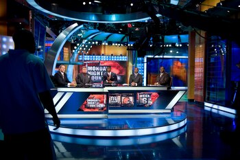 Fuera de los campos de juego, Mike Ditka trabajó como analista televisivo y participó en la comedia cinematográfica Kicking and Screaming