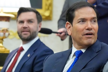 El vicepresidente JD Vance y el secretario de Estado Marco Rubio, en la Casa Blanca el 3 de marzo de 2026. Vance, converso al catolicismo en 2019, invitó a Leo XIV a Washington; el papa declinó. (AP Foto/Mark Schiefelbein, archivo)