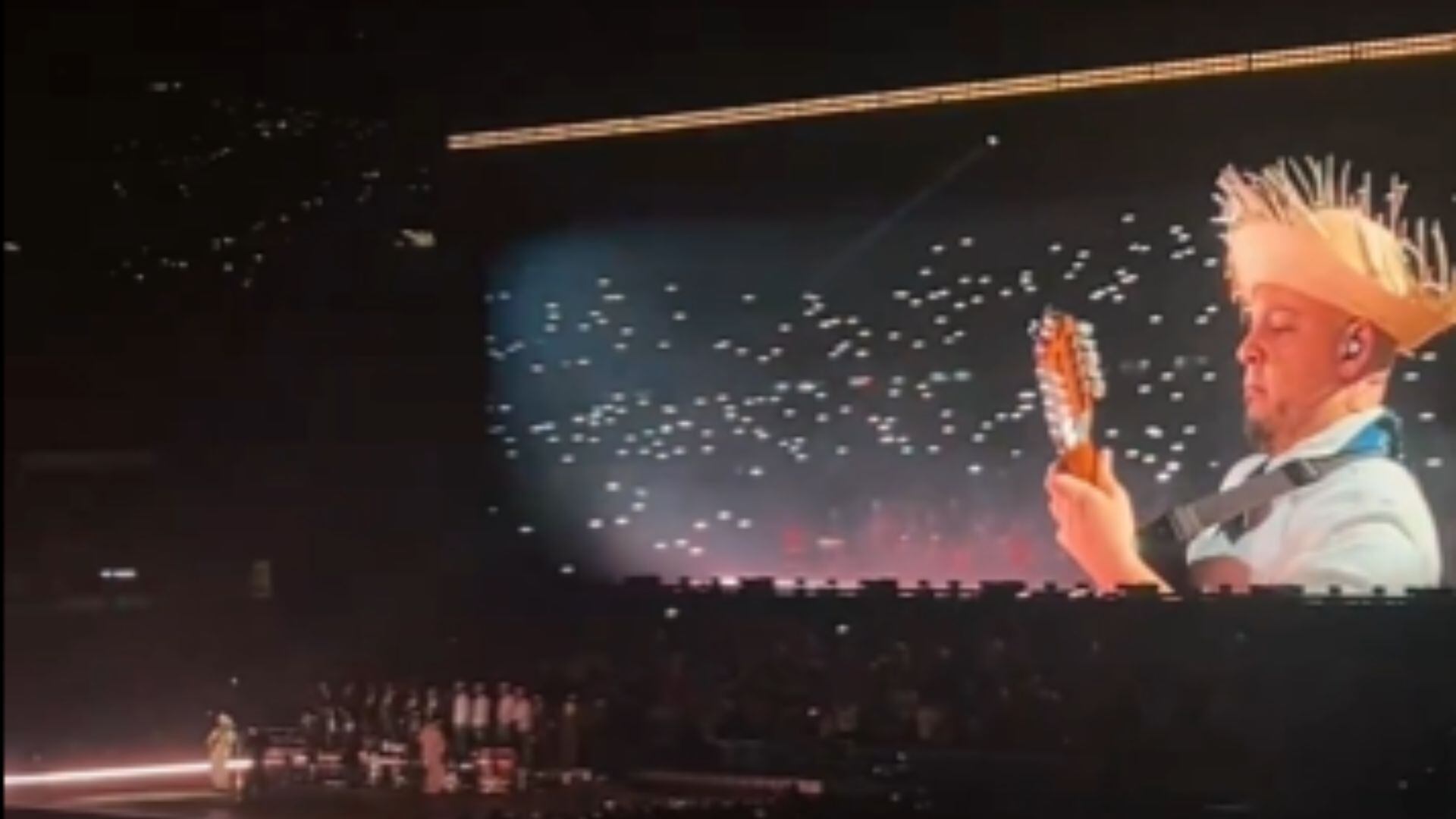 Durante su segundo concierto en Medellín, Bad Bunny sorprendió al público al interpretar “Aventurero”, rindiendo tributo a Yeison Jiménez en un momento lleno de emoción. - crédito captura de video