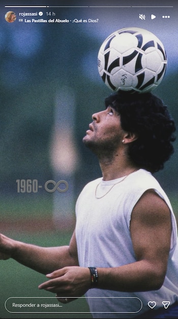 Diego Maradona sostiene un balón de fútbol sobre la cabeza en una publicación con el texto 1960 y el símbolo de infinito