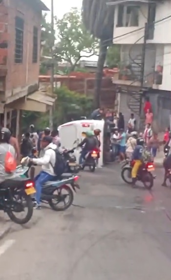Una buseta escolar se volcó en Cali y 16 estudiantes alcanzaron a salir sin heridas graves - crédito @radiosupercali/X