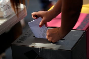 El estudio indicó que los jóvenes votantes urbanos evalúan la política desde su vida cotidiana más que desde la ideología. /(EFE/ Rodrigo Sura)