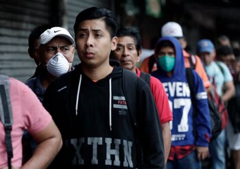 Algunas personas usan tapabocas mientras