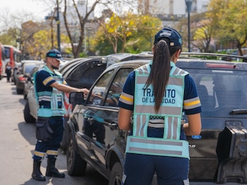 El sistema Voicer permite identificar patentes y notificar infracciones de tránsito desde móviles oficiales sin que el agente baje del vehículo
