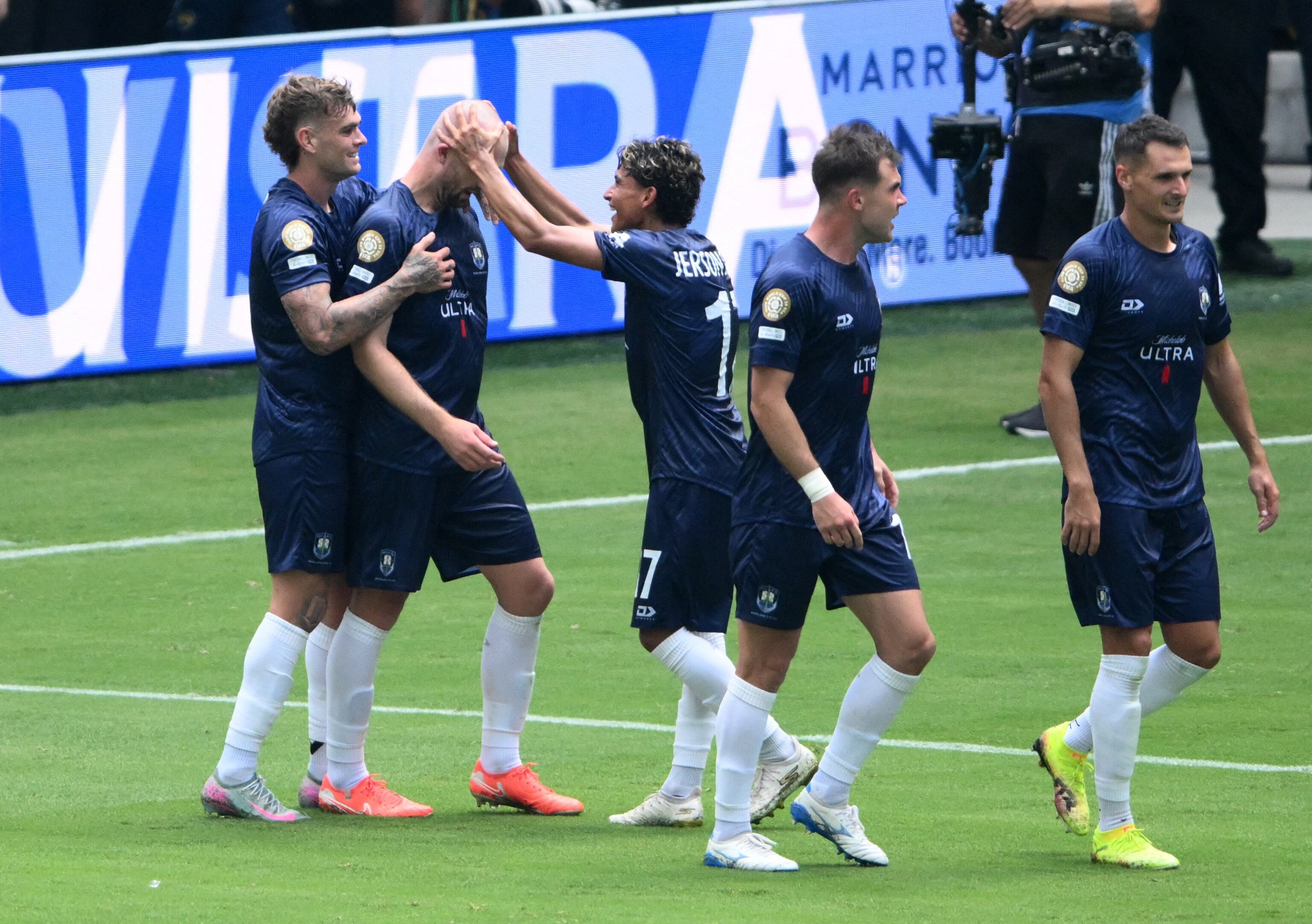 Christian Gray es saludado por Jerson Lagos, luego de un gol histórico para el conjunto neozelandés