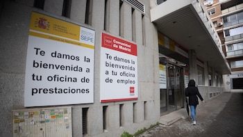 El paro cae en 36.323 personas en mayo y marca su menor nivel en este mes en 19 años, con 2,32 millones
