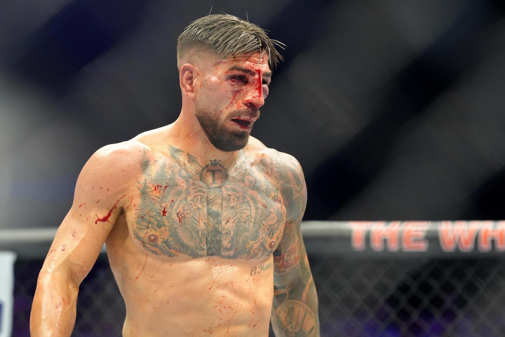 Ilia Topuria se mostró con el rostro y torso ensangrentados tras un intenso combate de UFC