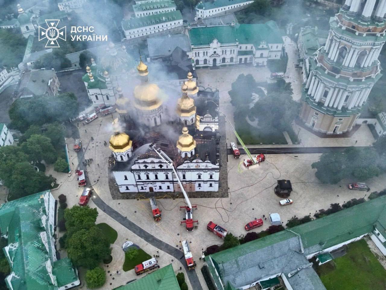 Rescatistas combaten el incendio en la Catedral de la Dormición del Monasterio de las Cuevas de Kiev. El ataque ruso dejó al menos 11 muertos en todo el país, cinco de ellos en la capital. (Photo by Handout / STATE EMERGENSY SERVICE OF UKRAINE / AFP)