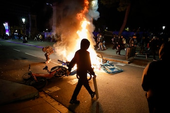 Una concentración de 600 jóvenes en el centro de Barcelona convocada por redes sociales ha derivado este sábado en saqueos de comercios, barricadas, quema de mobiliario urbano y enfrentamiento con los Mossos d'Esquadra. (EFE)