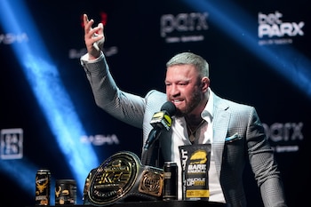 Conor McGregor declara que vuelve a la UFC con una rutina de entrenamiento más estricta, centrada entre su propio gimnasio y el de su coach John Kavanagh (AP Foto/Matt Rourke, Archivo)