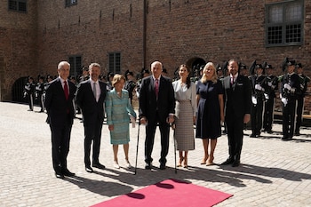 El primer ministro de Noruega, Jonas Gahr Støre; el rey Federico de Dinamarca; los reyes Harald y Sonja de Noruega; la reina Mary de Dinamarca; y los príncipes herederos Haakon y Mette-Marit de Noruega posan para una fotografía frente al castillo de Akershus durante una visita de Estado oficial a Noruega, en Oslo, el 15 de mayo de 2024. (NTB/Beate Oma Dahle vía REUTERS)