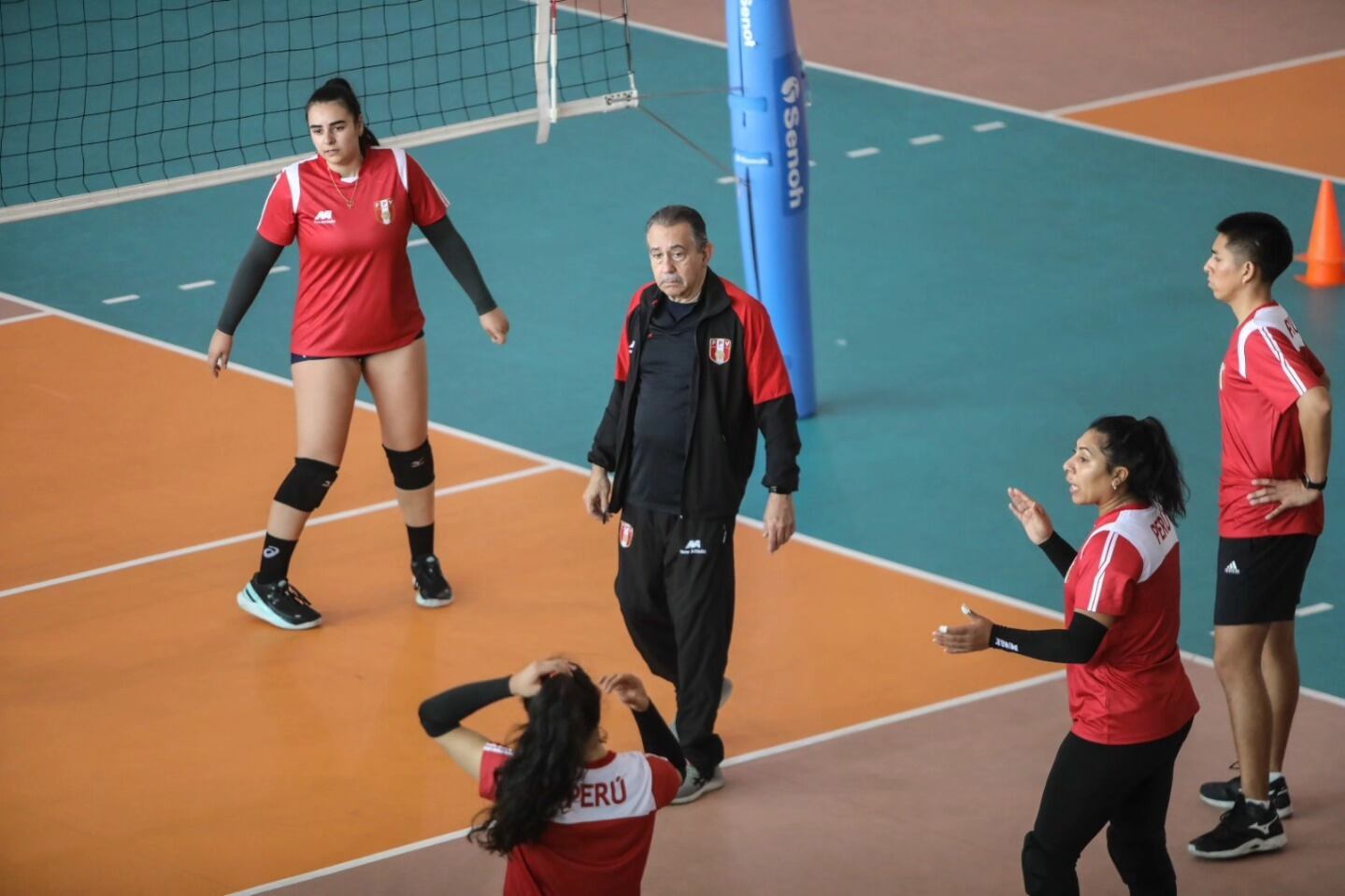 Antonio Rizola se encuentra trabajando con un grupo importante de jugadoras para competir en la Copa América de Vóley 2025. Crédito: FPV