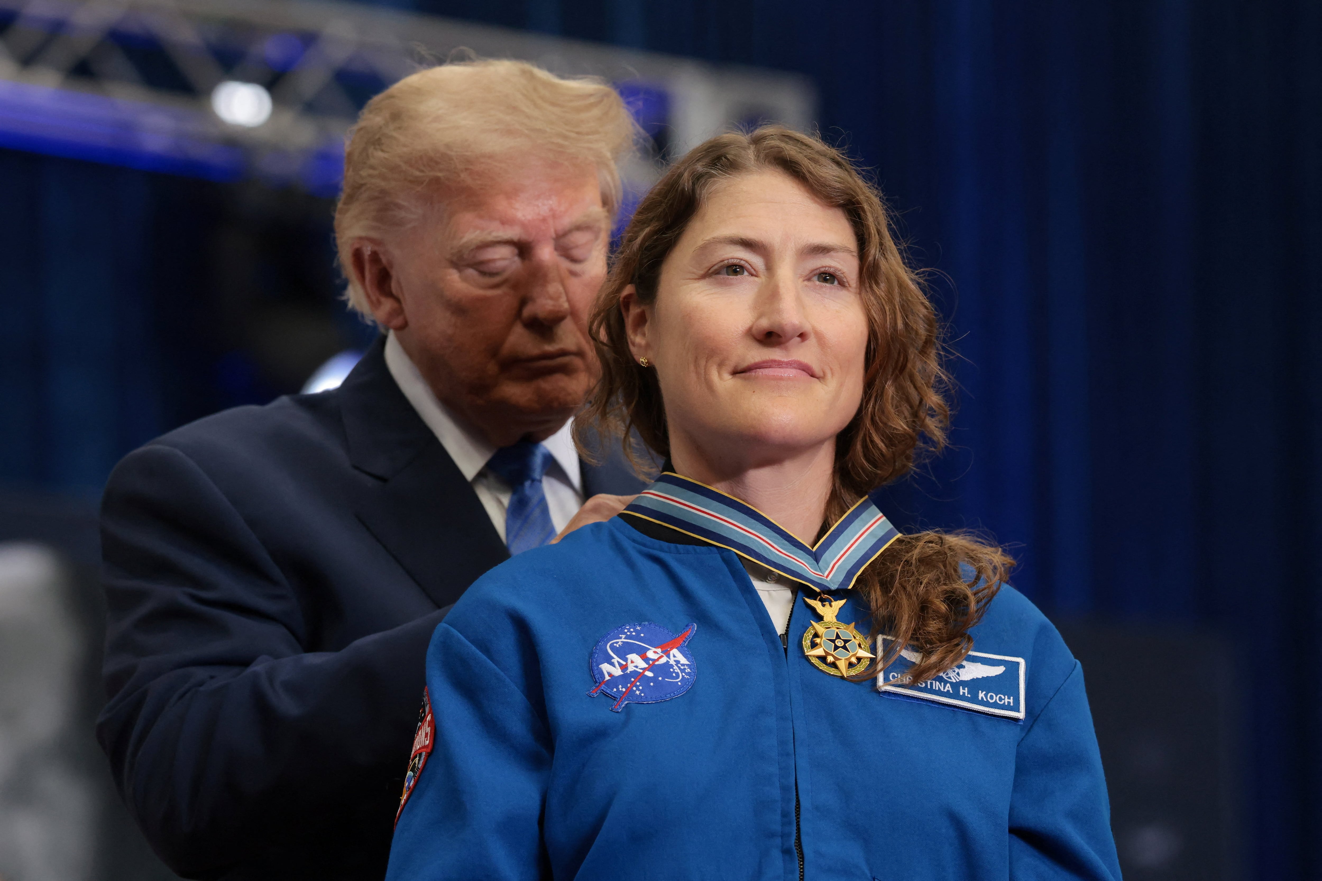 El presidente de Estados Unidos entregó una medalla a la astronauta de la NASA Christina Koch (REUTERS/Kylie Cooper).