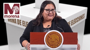 Una mujer con gafas habla en un podio con el escudo de Estados Unidos Mexicanos, frente a una urna de elecciones y el logo de Morena.