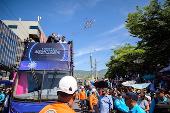 La tan esperada lluvia de dulces desde las carrozas, el momento favorito de los salvadoreños (Mario Durán).