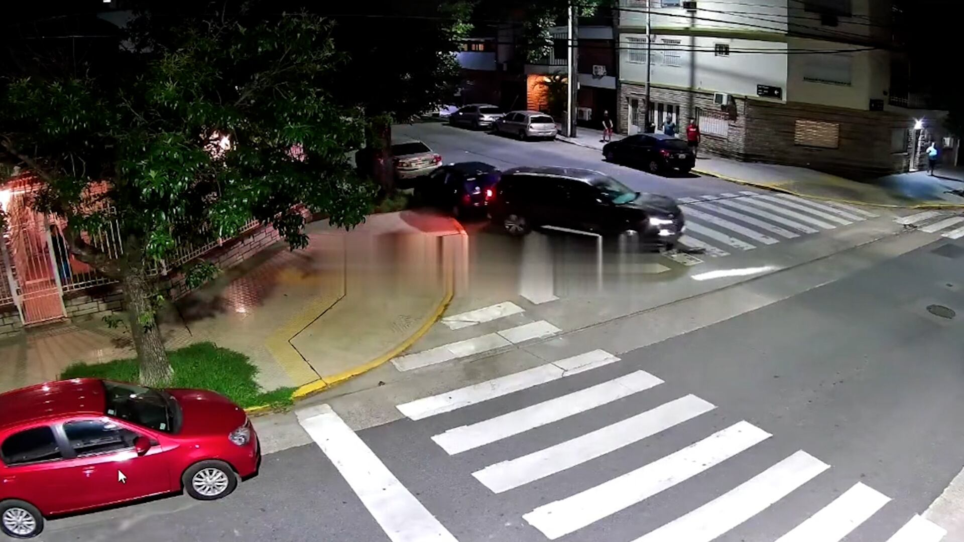 El conductor dio marcha atrás y chocó contra varios vehículos estacionados.