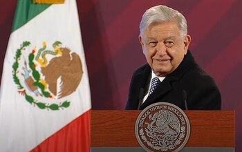 El presidente López Obrador acusó a medios de comunicación por criticar su megaproyecto de infraestructura.
