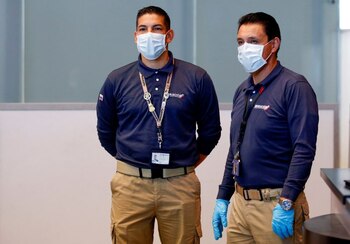 Foto de archivo. Dos oficiales