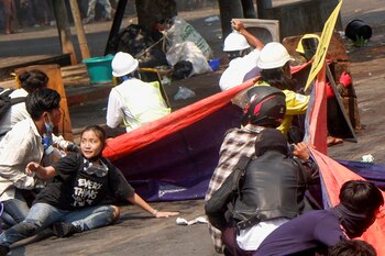 Manifestantes yacen en el suelo luego de arrojarse tras el disparo de municiones de plomo por parte de la policía durante una nueva protesta contra el golpe en Myanmar. Foto: REUTERS/Stringer