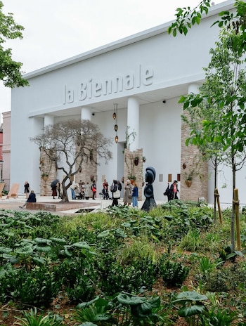 Ingreso a la Bienal bajo el lema "In Minor Keys" (@labiennale)