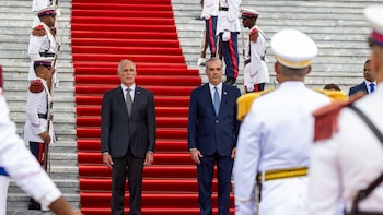 El presidente hondureño es recibido en el Palacio Nacional dominicano en una visita que busca estrechar lazos de cooperación