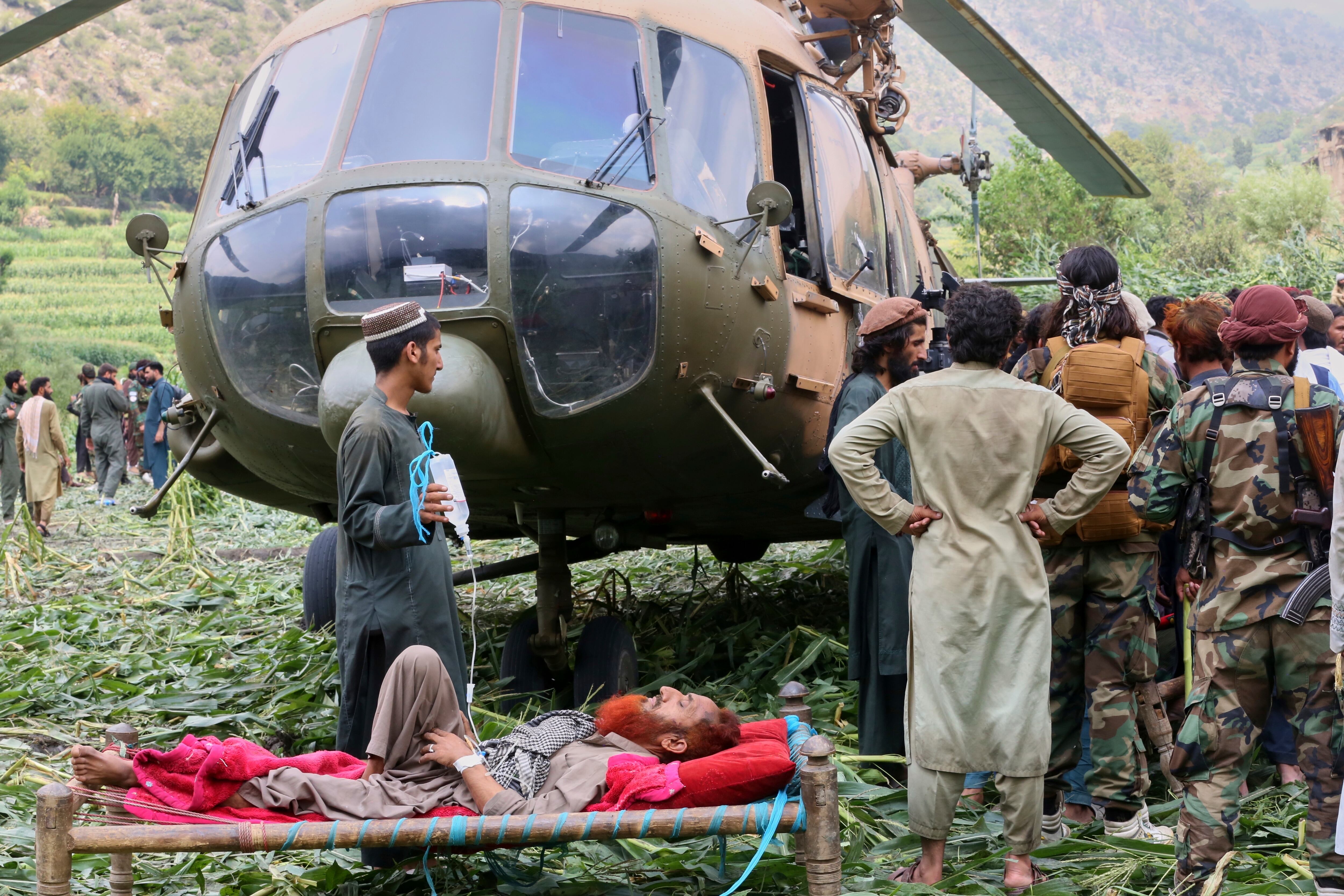 Víctimas heridas de un terremoto que causó numerosas muertes y destruyó aldeas en el este de Afganistán son evacuadas en helicóptero militar en Mazar Dara, provincia de Kunar, Afganistán, el lunes 1 de septiembre de 2025. (Foto AP/Wahidullah Kakar)