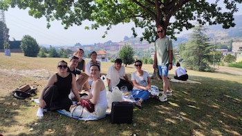 Una familia come en el Parque del Oeste de Oviedo, donde se han instalado para observar el eclipse total de Sol que se podrá ver en Asturias (Europa Press)