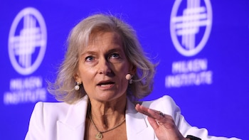 La directora de The Economist atribuye el auge populista al “fracaso” de los partidos tradicionales y propone un “radicalismo de centro”
