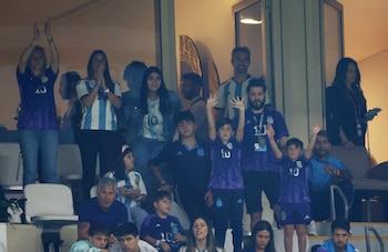 Jorge Messi, con sus hijos y sus nietos en el palco familiar durante la final de Qatar 2022 (Foto: Reuters/Lee Smith)