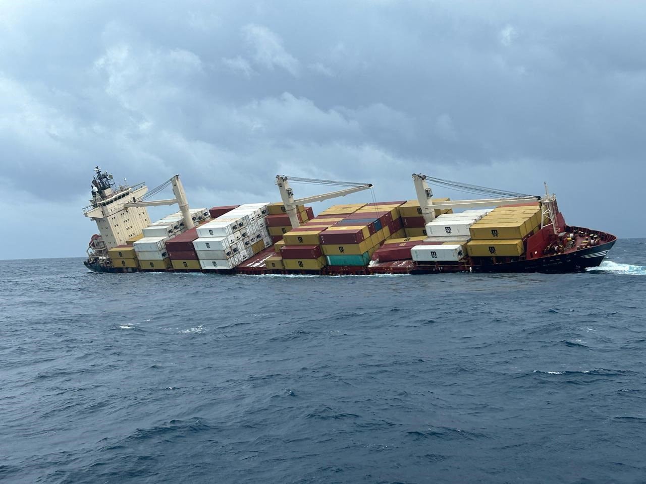 Imagen de referencia de un buque portacontenedores que se hunde frente a la costa de Kerala, India, el 24 de mayo de 2025. Oficina de información de prensa de la India/Folleto vía REUTERS
