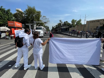 Enfermeras del IMSS mantiene cerrada la avenida en Centro Médico (Cortesía)