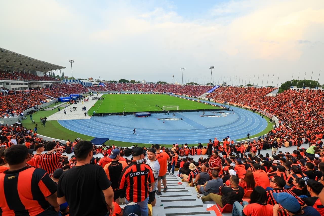 Comienza el espectáculo en el Estadio