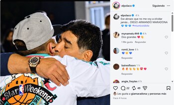 Captura de una publicación de Instagram donde Diego Maradona abraza a un hombre de espaldas que lleva gorra y chaqueta deportiva