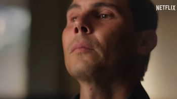 Primer plano de Rafael Nadal mirando hacia arriba con expresión pensativa, en un fondo oscuro con el logo de Netflix visible en la esquina superior derecha