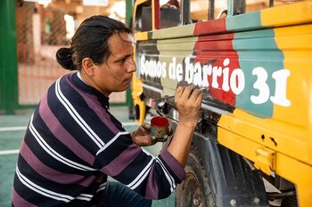 Brian decorando uno de los