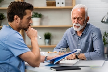 Adulto mayor en consultorio médico