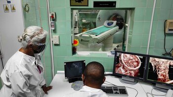 Médicos en un hospital de