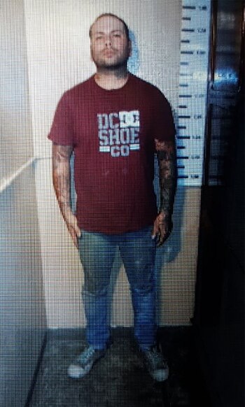 Buscado por abusar y robarle