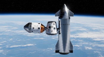 Cápsula Orión de la NASA acoplada a la nave Starship de SpaceX en el espacio. Se observa la Tierra con nubes y un cielo estrellado al fondo.