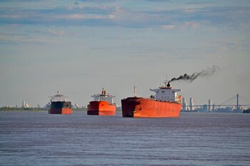 El capitán de cada buque