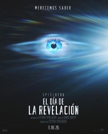 Póster de película en tonos oscuros con un ojo azul brillante en el centro y haces de luz. El título "EL DÍA DE LA REVELACIÓN" es prominente