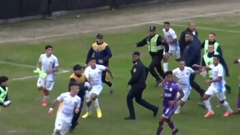 Batalla campal entre jugadores de Sacachispas y Dock Sud