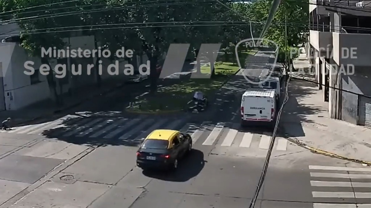 Motochorros atacaron a una mujer de 77 años para robarle la cartera, un taxista los vio y los atropelló