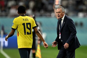 El entrenador Gustavo Alfaro se