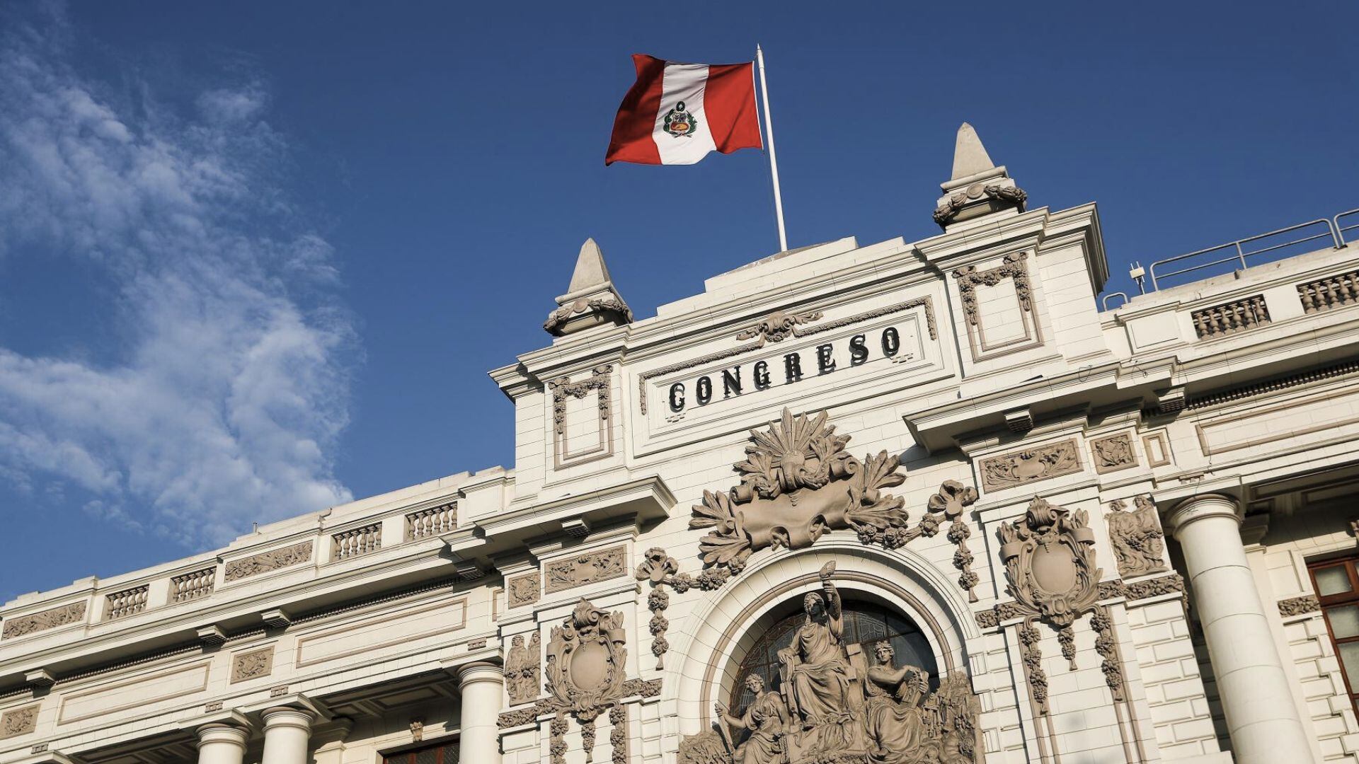 Carlos Anderson ha presentado un proyecto de ley para que el Congreso ya no reciba más bonos extraordinarios. Pero la medida también afecta a otras entidades del sector público. - Crédito Andina/Renato Pajuelo