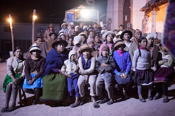 Sistu y su comunidad asisten a la sala de cine.