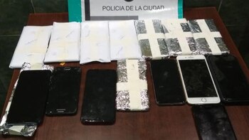 Los celulares encontrados en el