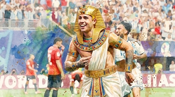 Ilustración en acuarela de un futbolista sonriente vestido de faraón egipcio en un estadio con otros jugadores y público.