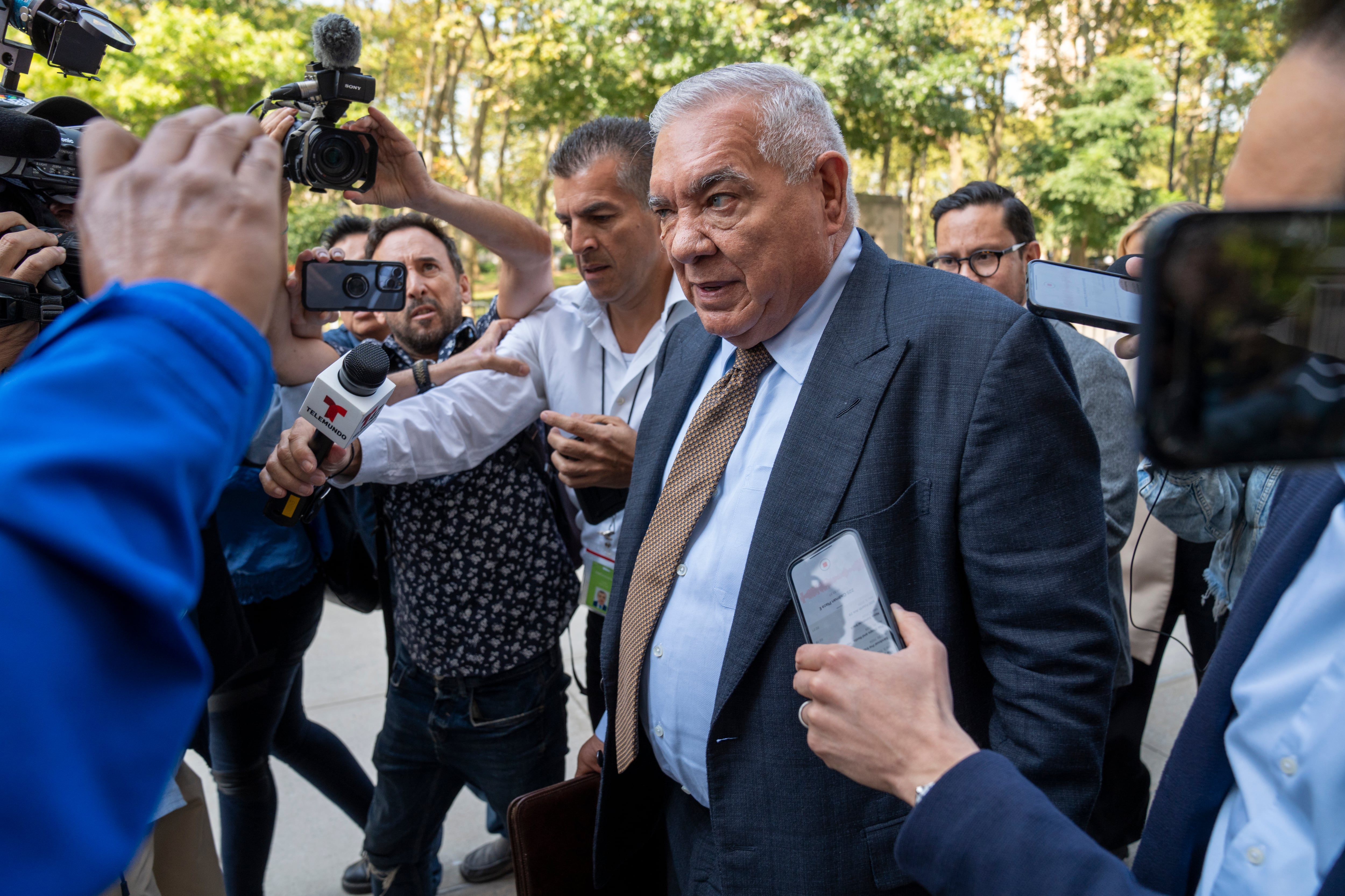 Fotografía del 13 de septiembre de 2024 en donde se ve al abogado Frank A. Pérez, mientras camina rodeado de periodistas a su salida del juicio del narcotraficante Ismael